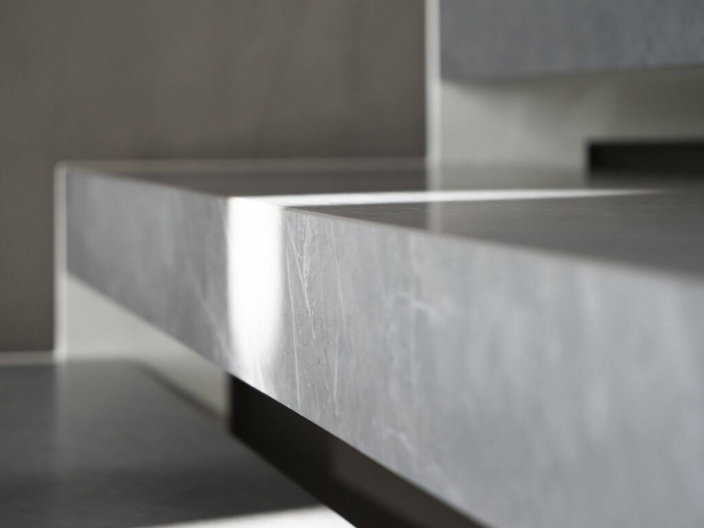 Rivestimento-scale-in-cemento